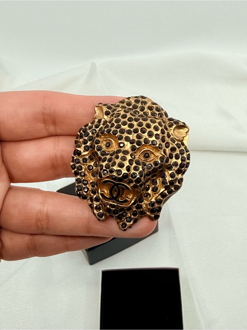 Chanel Vintage 2001 Leopard Head Black Crystals Logo CC Gold Brooch - Picture 3 of 10